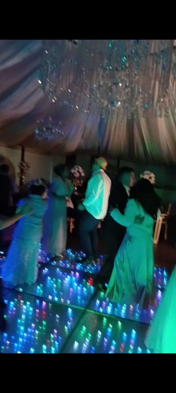 Invitados bailando con Vallenato Plan B en una fiesta de quince años en Tunja
