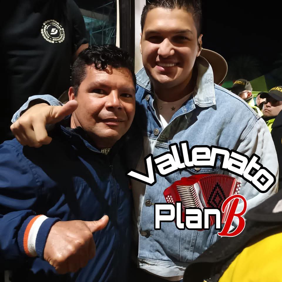 Vallenato Plan B compartiendo con un artista invitado después de una presentación