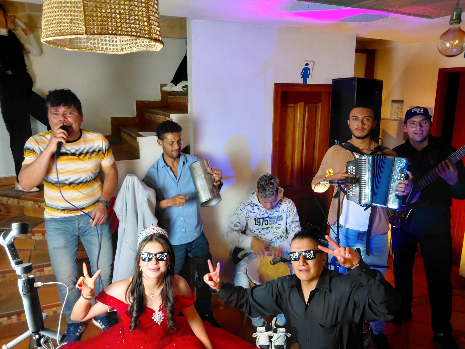 Vallenato Plan B posando con la quinceañera en una fiesta en Tunja