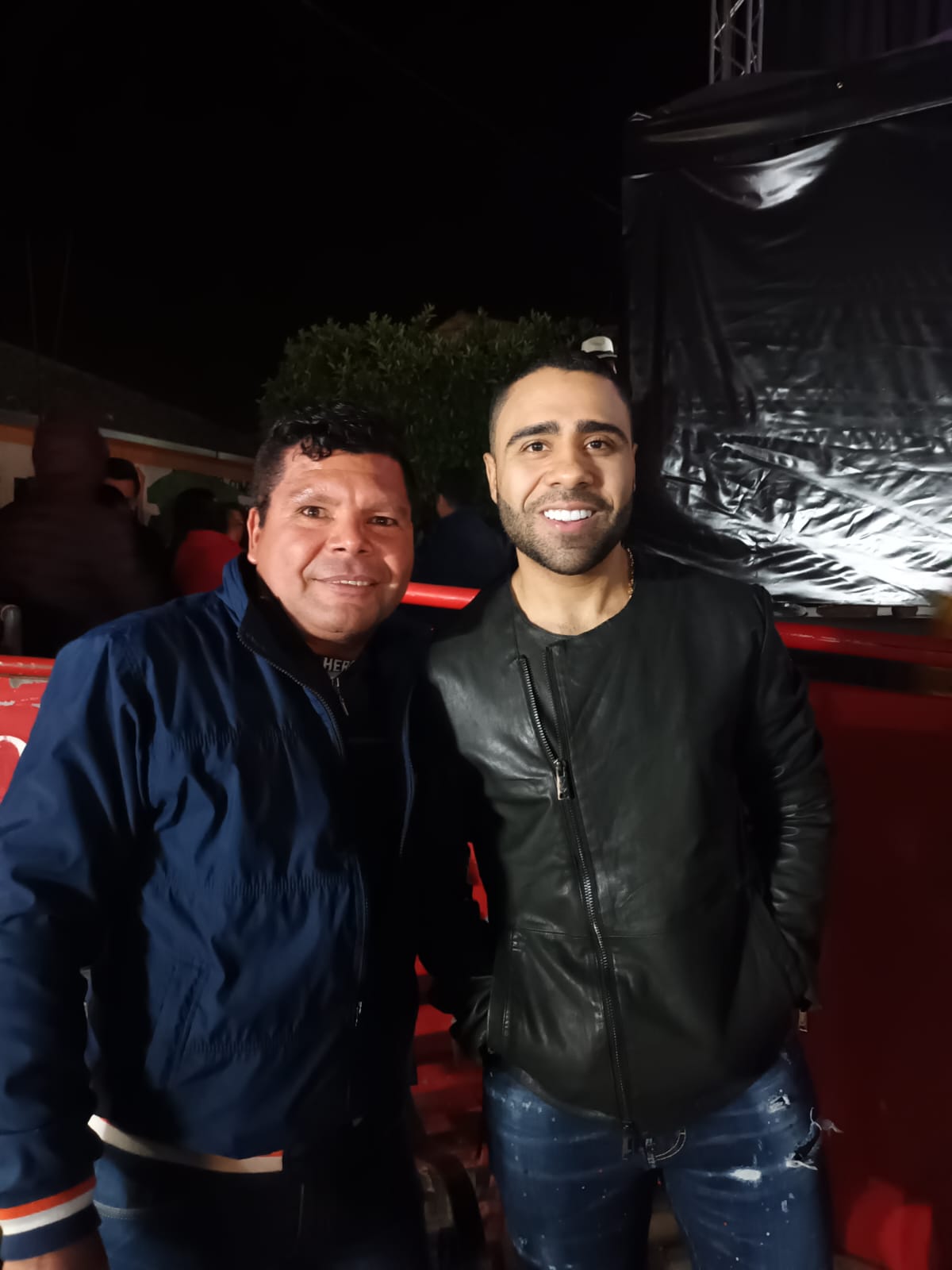 Integrante de Vallenato Plan B detrás de tarima en una presentación nocturna