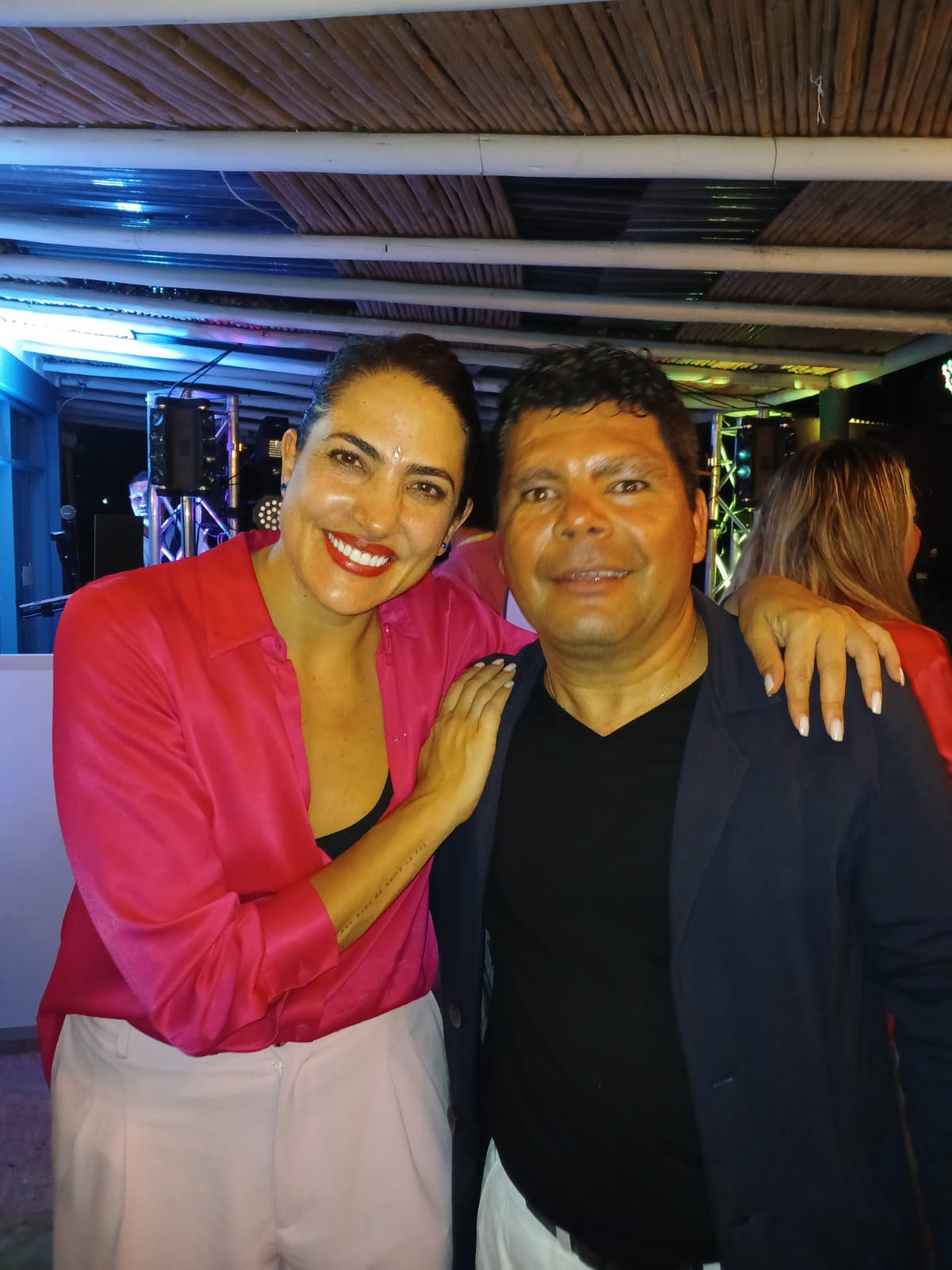Vallenato Plan B compartiendo con los asistentes a un evento social