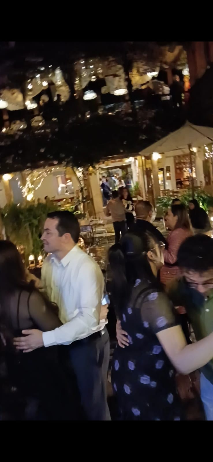 Parejas bailando en una parranda vallenata amenizada por Vallenato Plan B